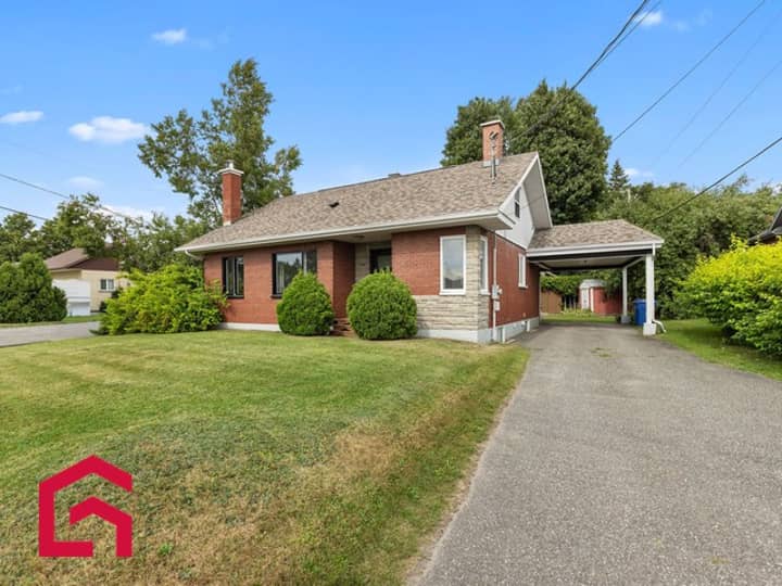 Maison à un étage et demie à vendre à Sainte-Marie