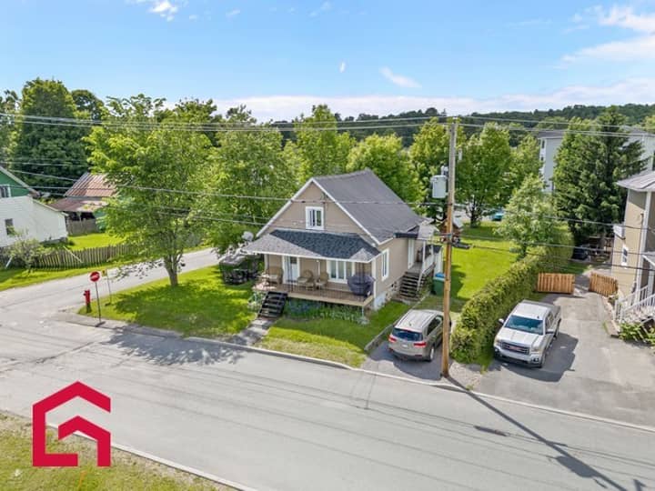 Maison à un étage et demie à vendre à Tring-Jonction