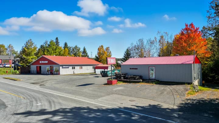 Bâtisse commerciale/Bureau à vendre à Saint-Georges
